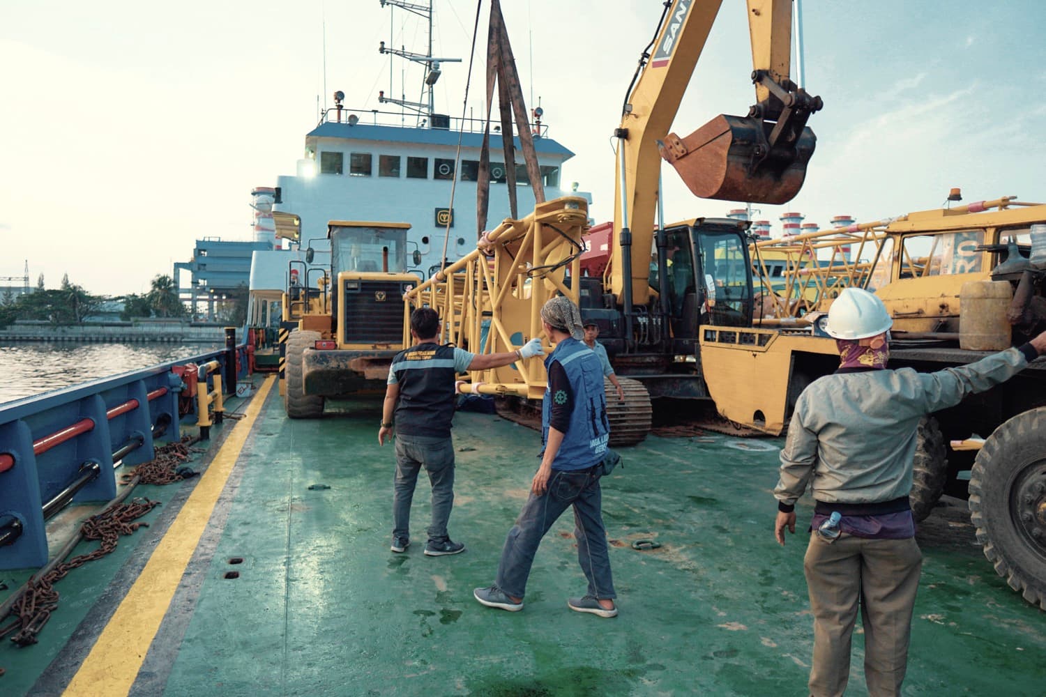 Dokumentasi operasional Crawler Crane 25T & Alat Berat: LCT Dipasena 2 - JLB Logistics