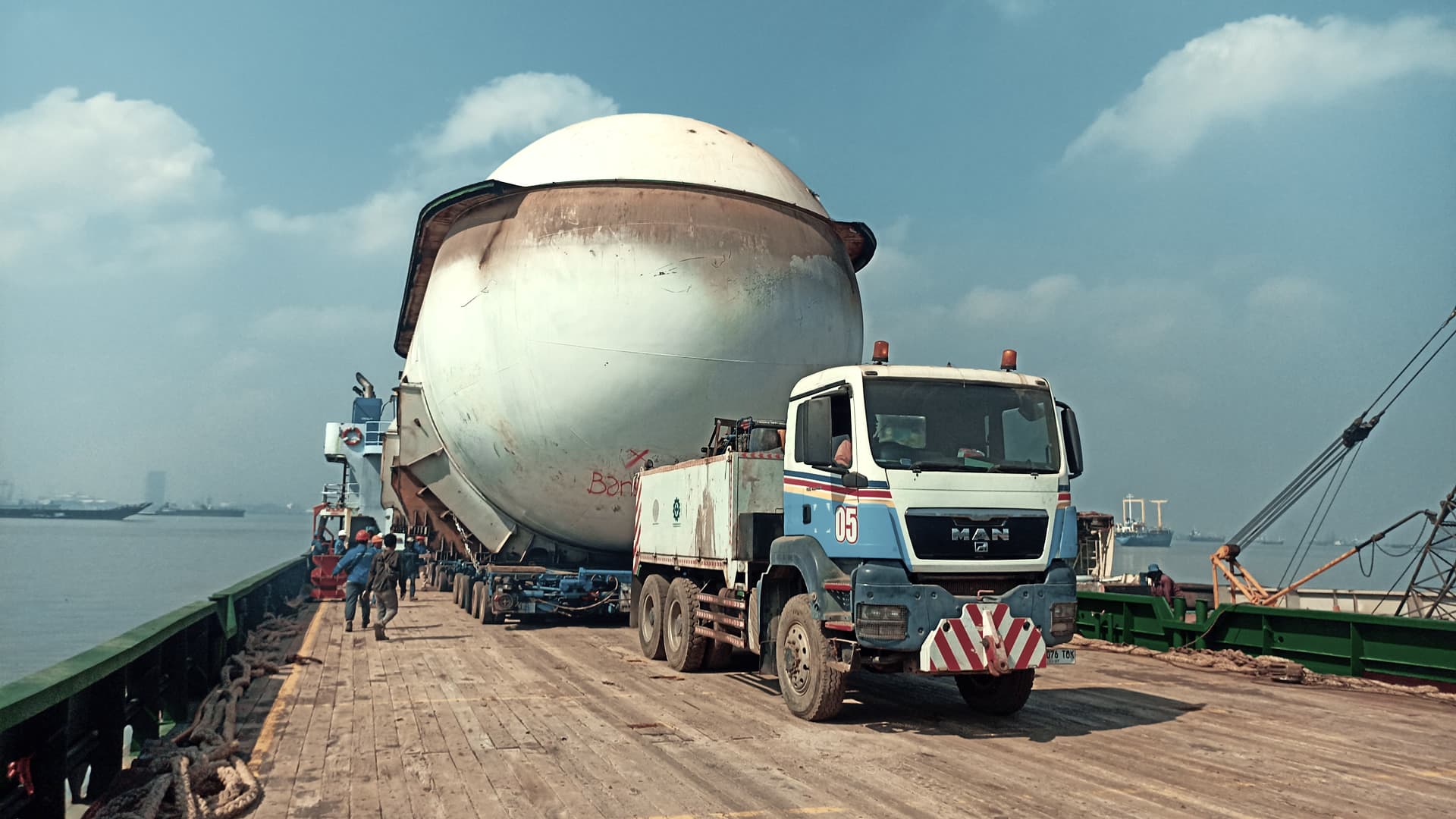 Dokumentasi operasional Relokasi Tangki LPG: Kamal Madura - JLB Logistics