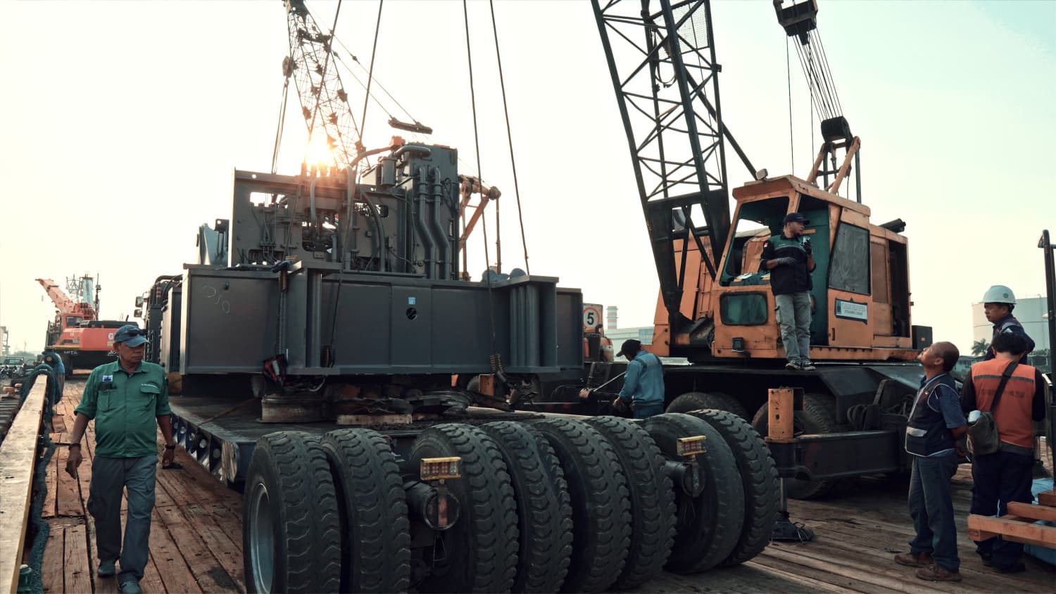 Dokumentasi operasional Mobilisasi Excavator EX2600-7: Port Inggom - JLB Logistics